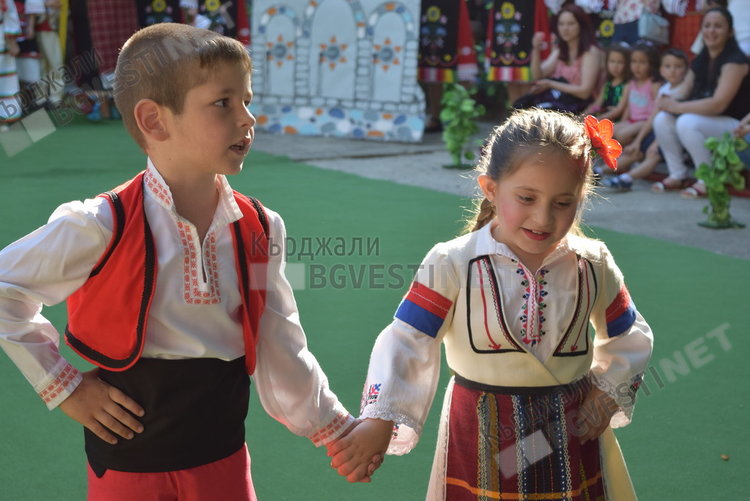 Магията на българския фолклор завладя деца и родители в ДГ ”Райна Княгиня”
