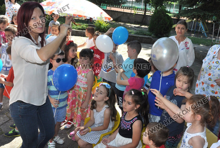 Зарадваха с балони и подаръци децата от „Зорница“
