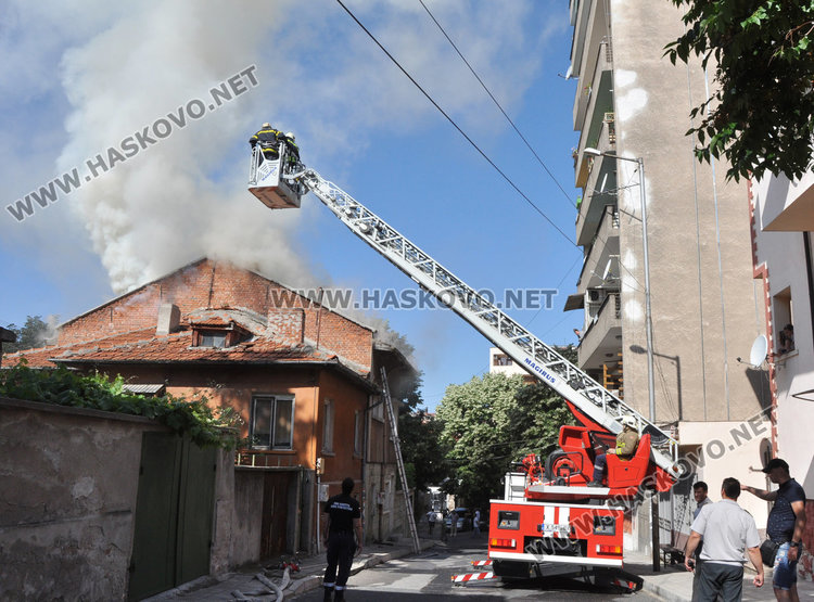 Гръмнал телевизор подпали къща в центъра на Хасково
