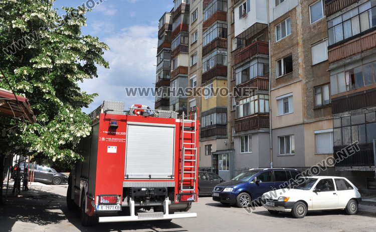 Жена запали вестници в апартамента, пожарна и полиция на крак
