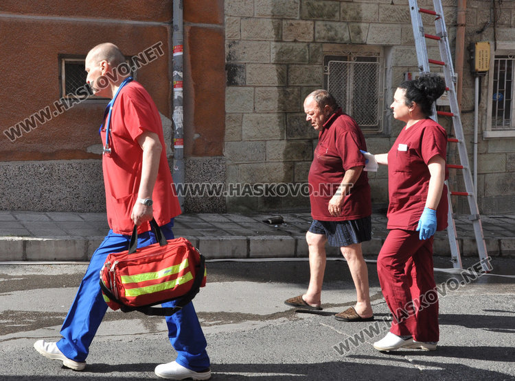 Стопанинът Тошко (в средата)