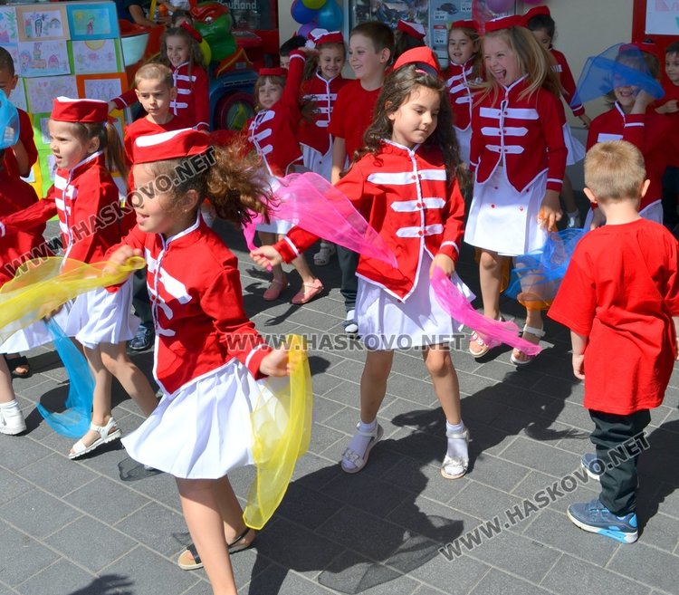 За 1-ви юни деца направиха шоу пред хипермаркет в Димитровград
