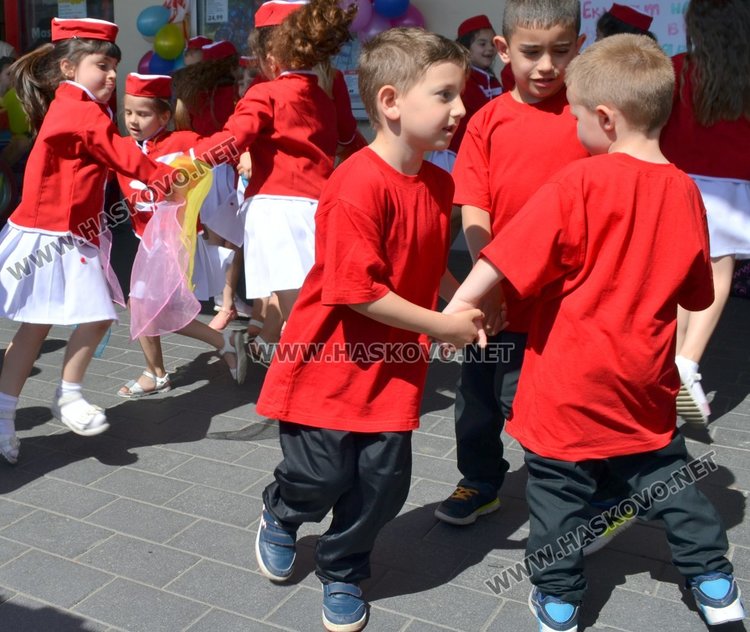 За 1-ви юни деца направиха шоу пред хипермаркет в Димитровград