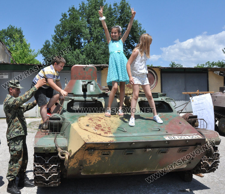 Малчугани с бойно снаряжение, поделението в Хасково отвори врати