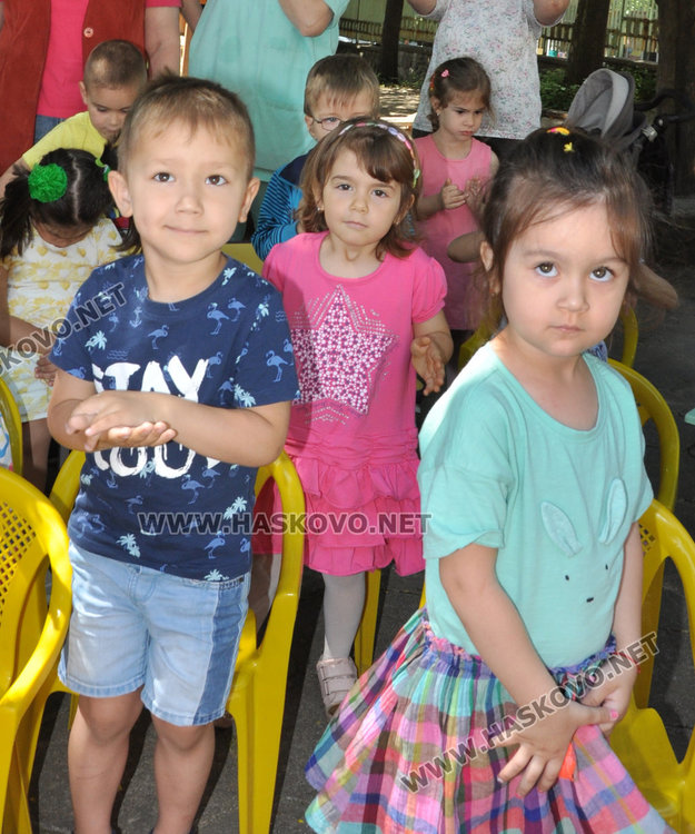 Зарадваха с балони и подаръци децата от „Зорница“