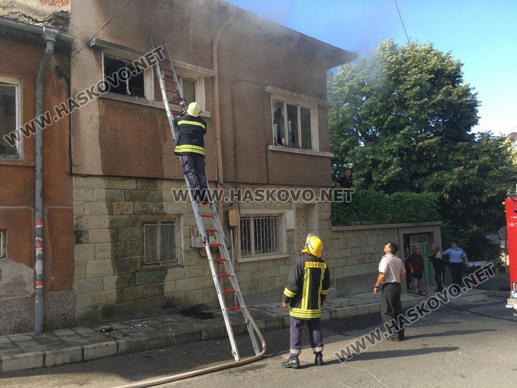 Гръмнал телевизор подпали къща в центъра на Хасково