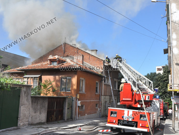 Гръмнал телевизор подпали къща в центъра на Хасково