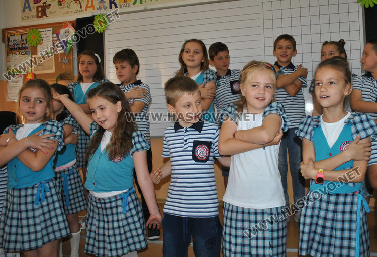 Първолаците от “Смирненски“ посрещнаха ваканцията с книжки в ръка