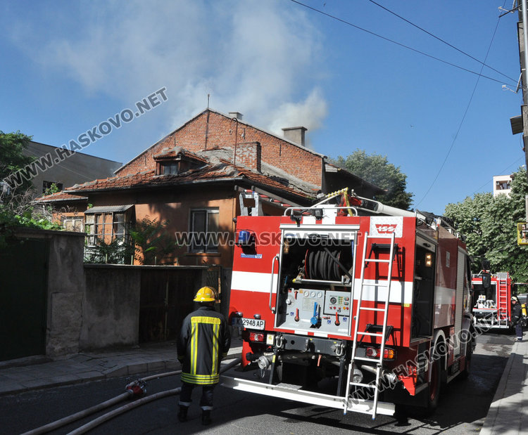 Гръмнал телевизор подпали къща в центъра на Хасково