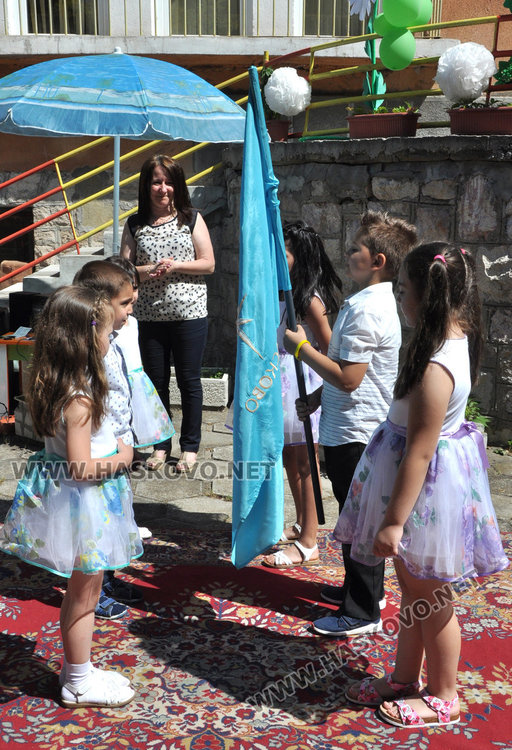 Зарадваха с балони и подаръци децата от „Зорница“