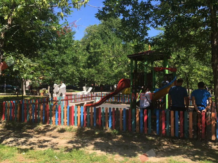 Музика, танци и рисунки на асфалт за асеновградските малчугани днес (Снимки)