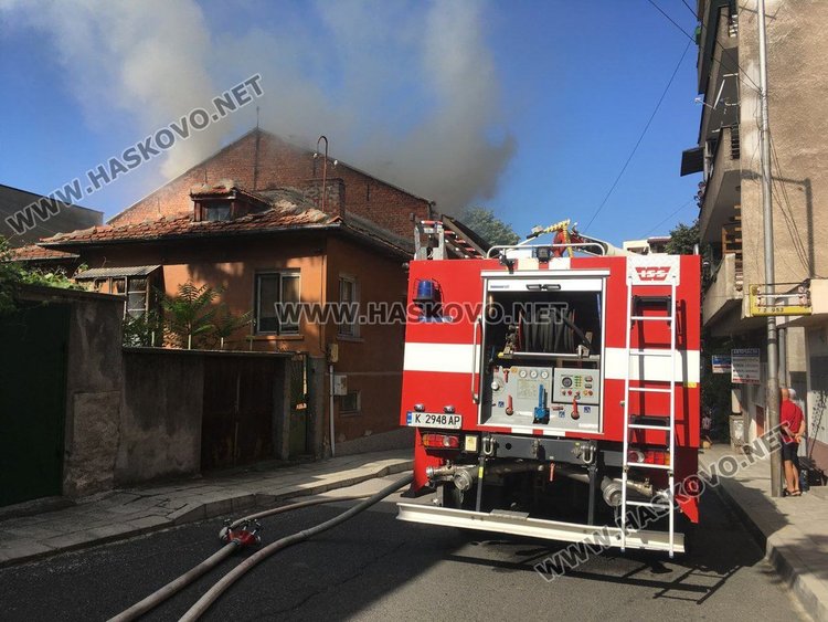 Гръмнал телевизор подпали къща в центъра на Хасково