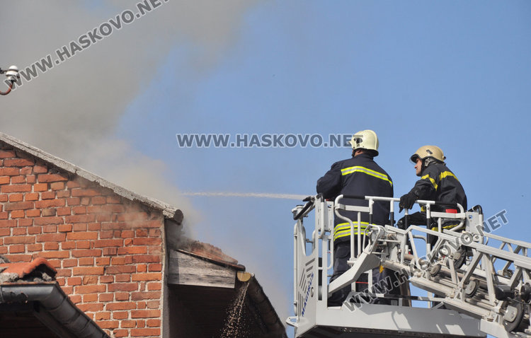 Гръмнал телевизор подпали къща в центъра на Хасково