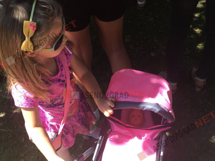 Музика, танци и рисунки на асфалт за асеновградските малчугани днес (Снимки)