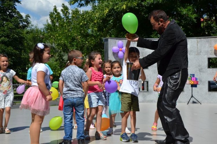 Фокуси и изпълнения на деца за 1-ви юни в Момчилград