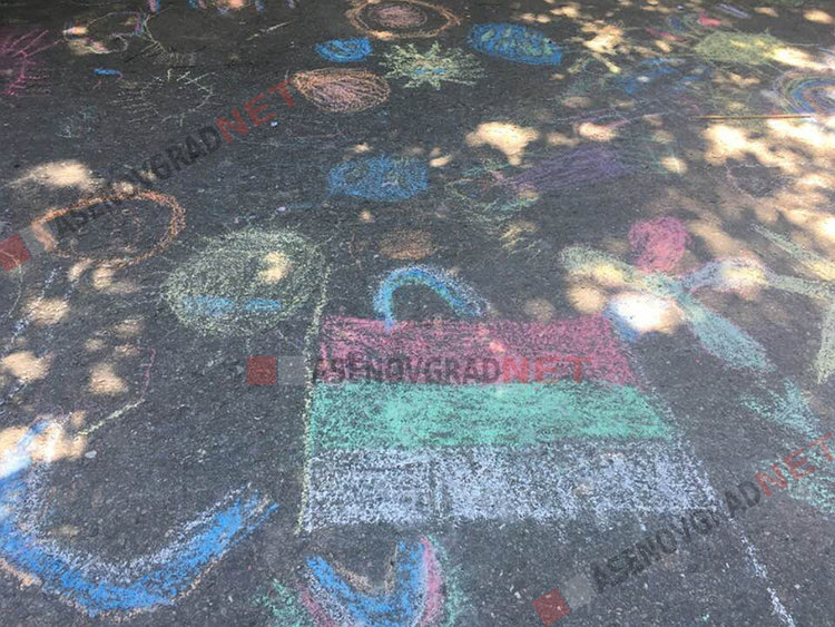 Музика, танци и рисунки на асфалт за асеновградските малчугани днес (Снимки)