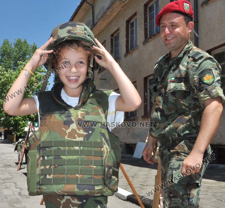 Малчугани с бойно снаряжение, поделението в Хасково отвори врати