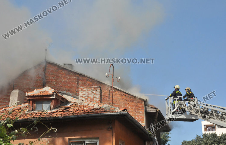 Гръмнал телевизор подпали къща в центъра на Хасково