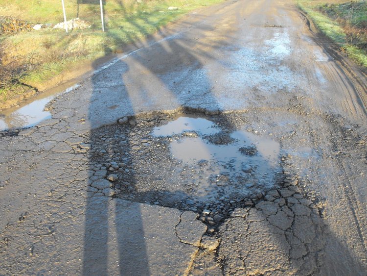 Общински съветници настояват АПИ да ремонтира 2 републикански пътя в Момчилградско