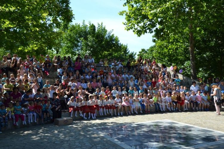 Фокуси и изпълнения на деца за 1-ви юни в Момчилград