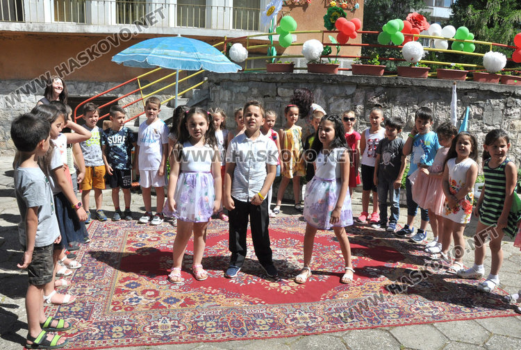 Зарадваха с балони и подаръци децата от „Зорница“