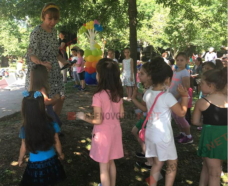 Музика, танци и рисунки на асфалт за асеновградските малчугани днес (Снимки)