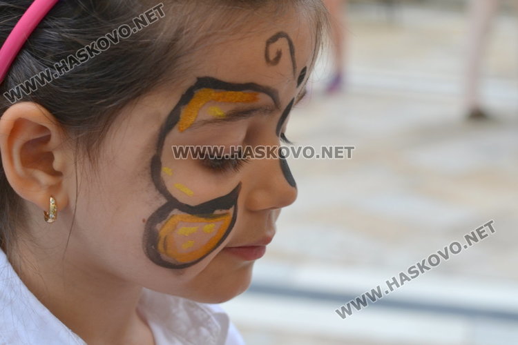 Детската вселена напълни централната алея