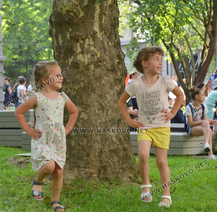 Детската вселена напълни централната алея