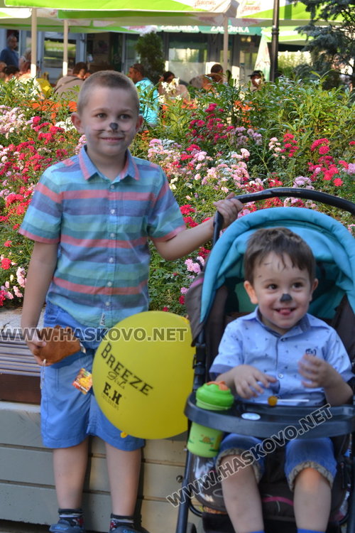 Детската вселена напълни централната алея