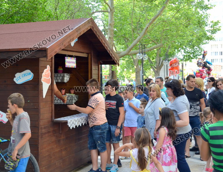 Детската вселена напълни централната алея