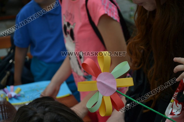 Детската вселена напълни централната алея