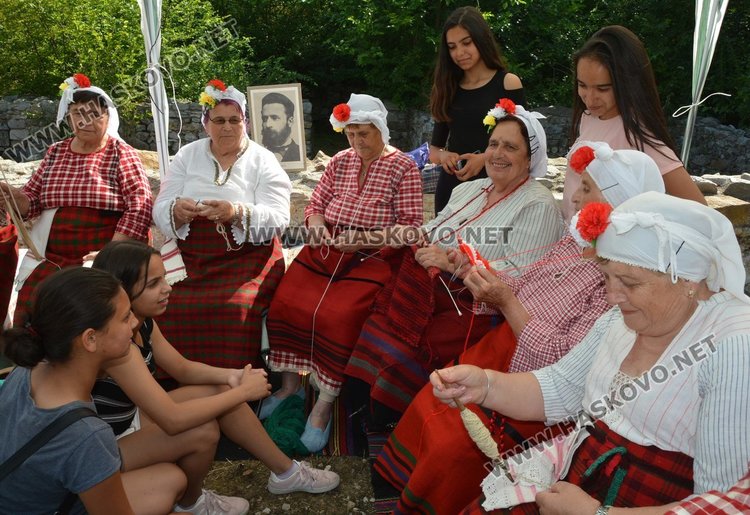 Внучките хванаха хурките с бабите край Каснаково