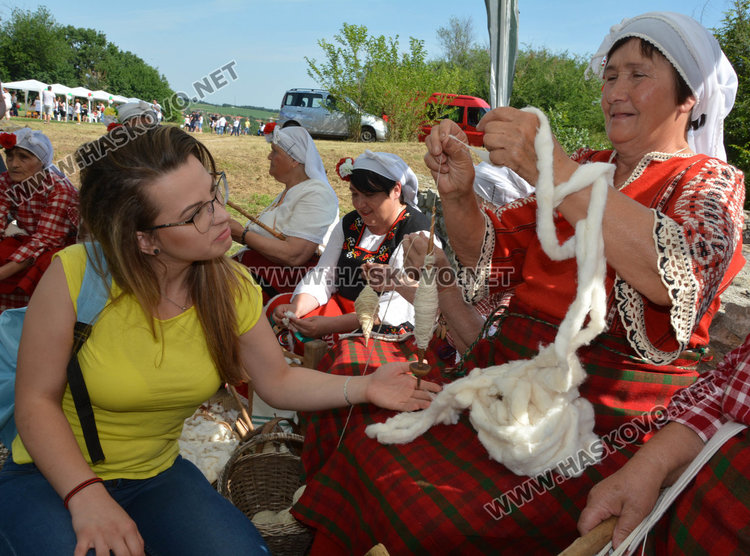 Внучките хванаха хурките с бабите край Каснаково