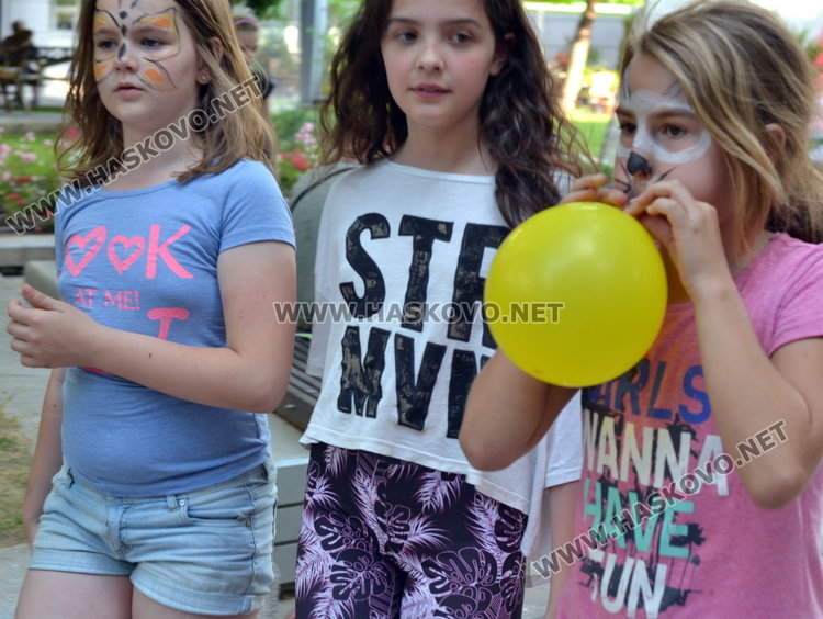 Детската вселена напълни централната алея