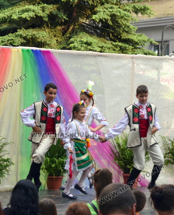 Детската вселена напълни централната алея