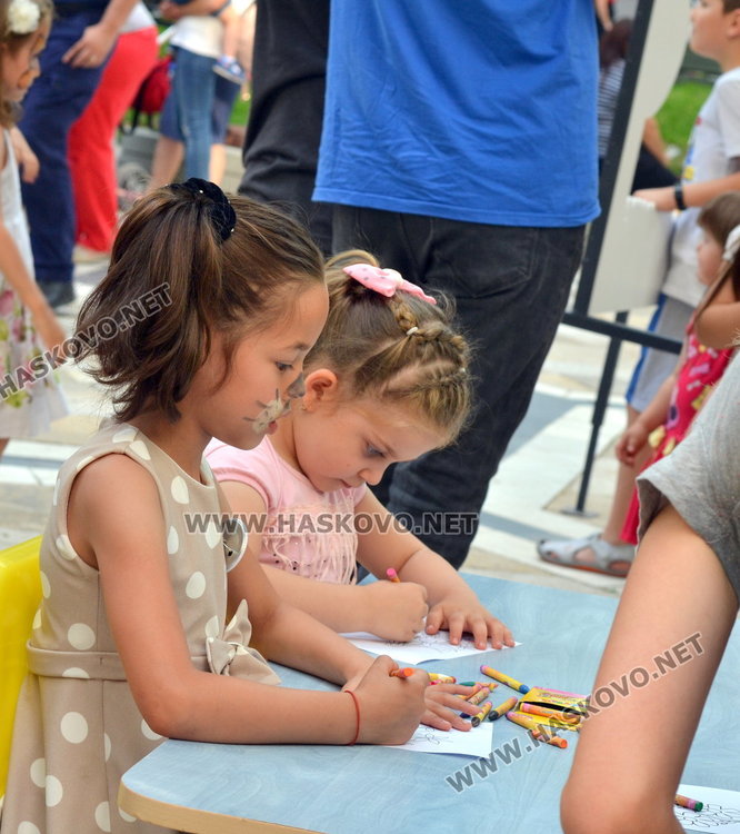 Детската вселена напълни централната алея