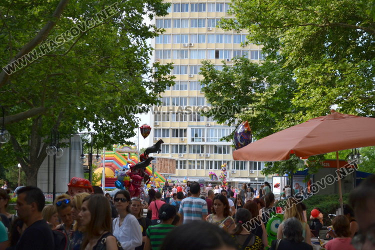 Детската вселена напълни централната алея
