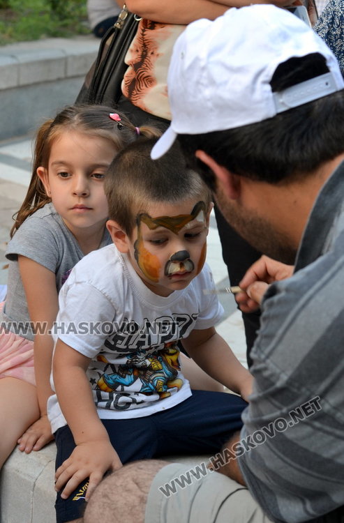 Детската вселена напълни централната алея