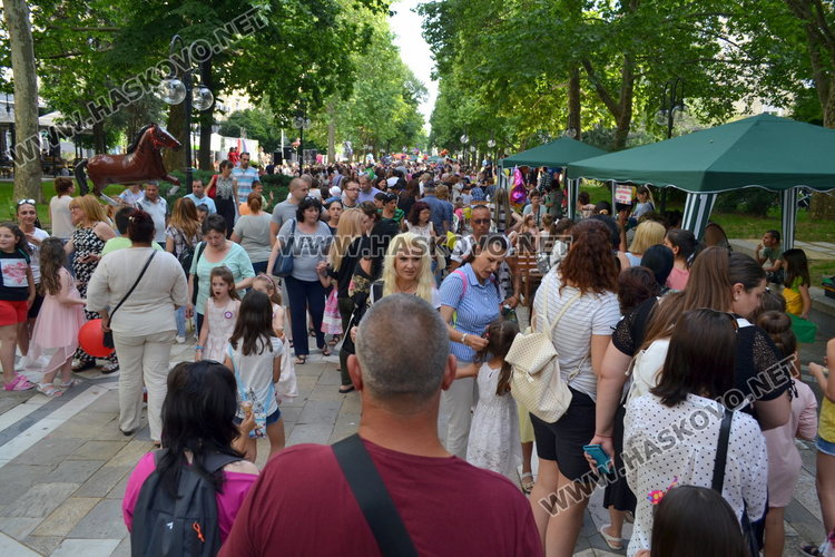 Детската вселена напълни централната алея