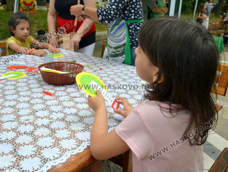 Детската вселена напълни централната алея