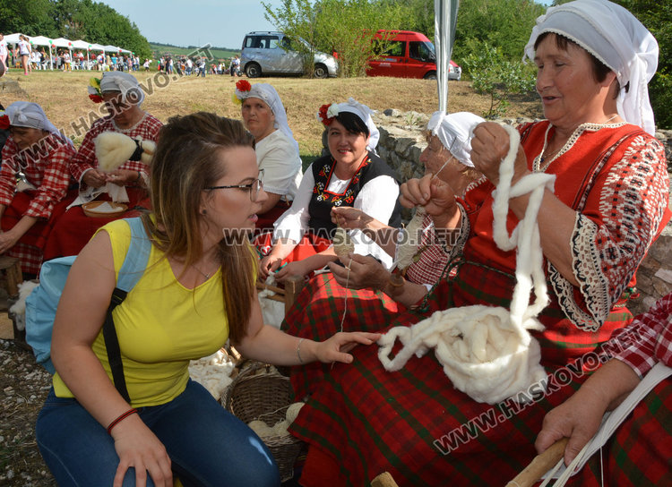 Внучките хванаха хурките с бабите край Каснаково