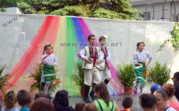 Детската вселена напълни централната алея
