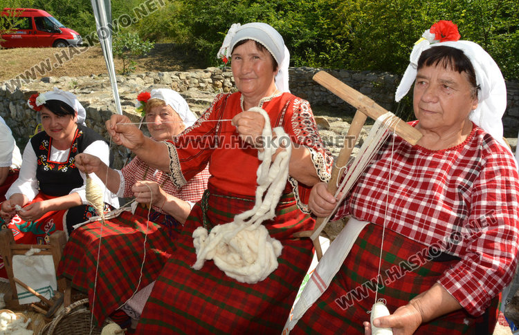 Внучките хванаха хурките с бабите край Каснаково