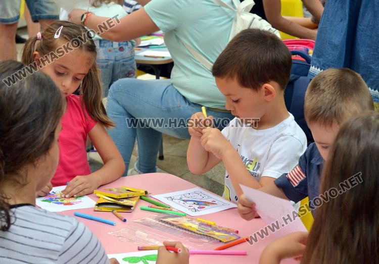 Детската вселена напълни централната алея