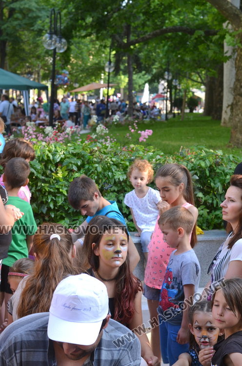 Детската вселена напълни централната алея