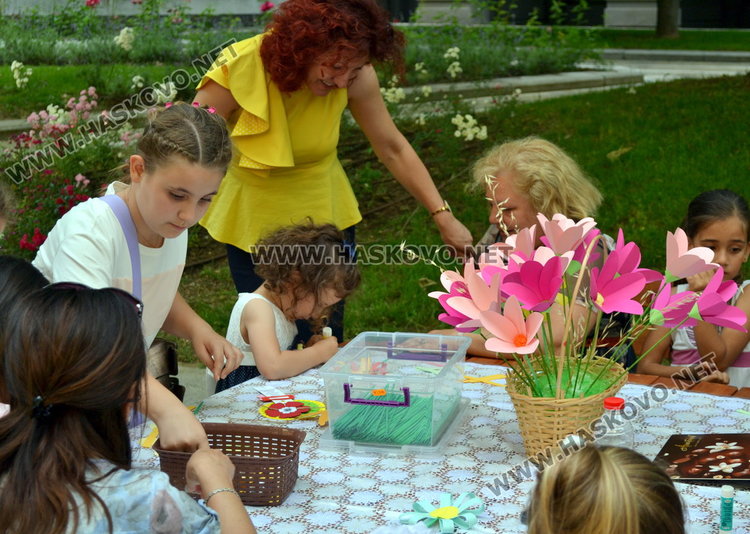 Детската вселена напълни централната алея