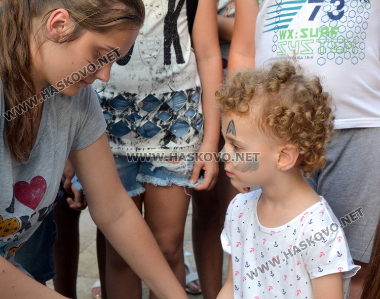 Детската вселена напълни централната алея