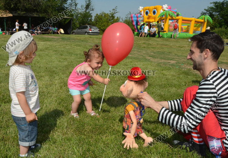Внучките хванаха хурките с бабите край Каснаково