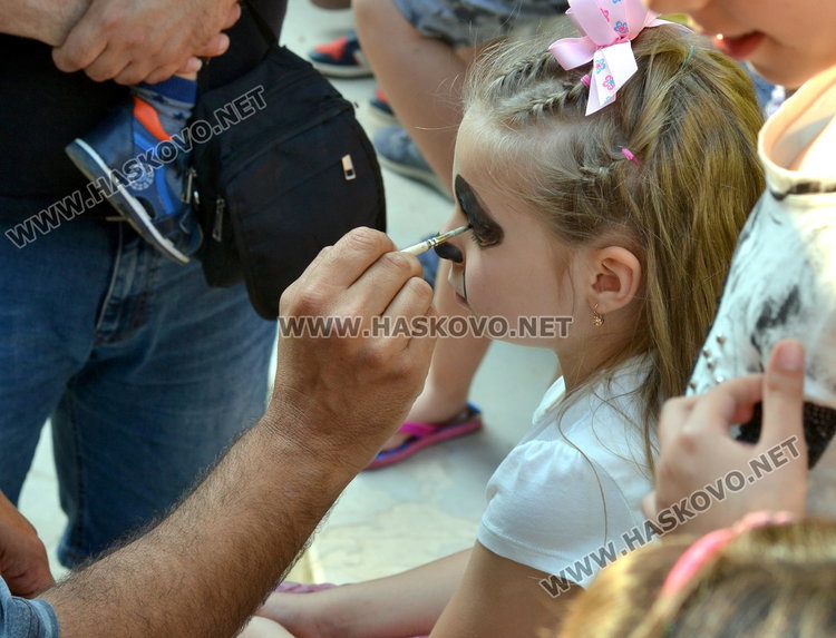 Детската вселена напълни централната алея