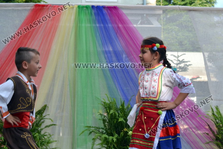 Детската вселена напълни централната алея